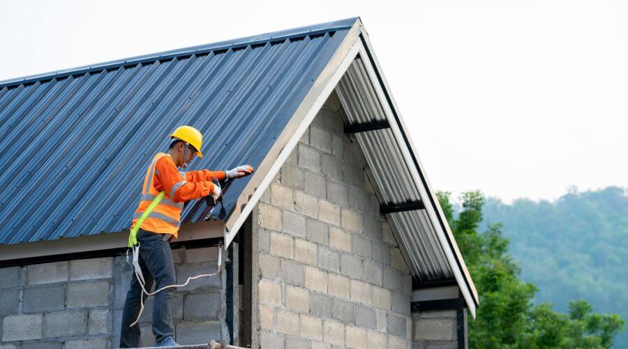 Professional gutter cleaning in Islandia, NY